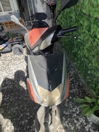 دراجه شحن 5 بطاريات شغاله كله  فقط بطارياته تعبانه يعني تمشيك تقريبا 7...