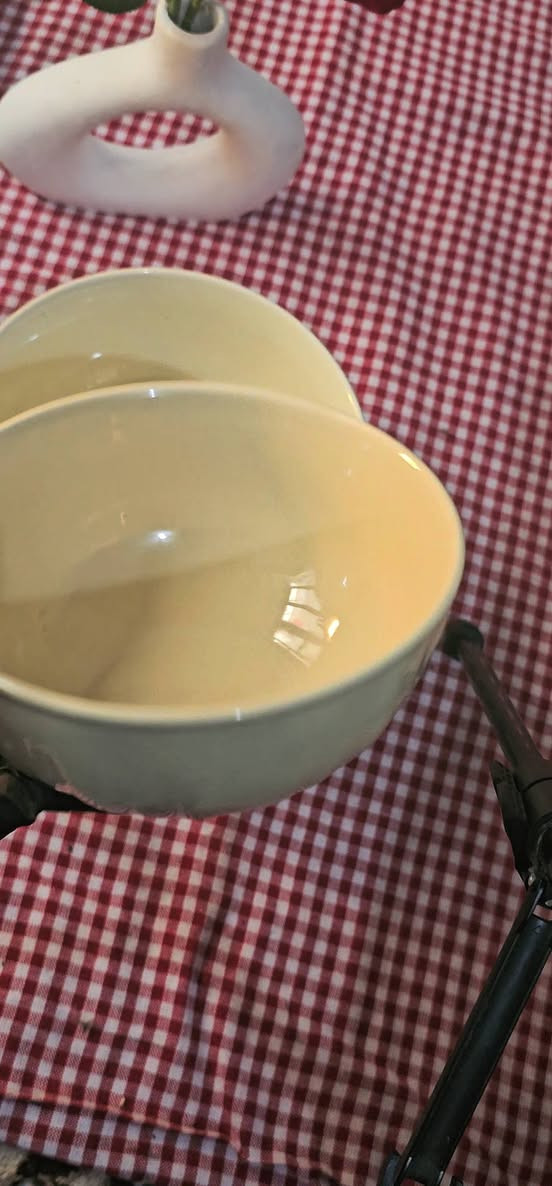 طقم 5 قطع – 6000 د.ع
***********
النوعية: سيراميك / خزف مزجج عالي الجودة
اللون: كريمي ناعم
الوصف: يشمل 5 قطع متداخلة بأحجام مختلفة، تصميم أنيق يصلح للطعام أو التقديم، مع نقوش خفيفة على الطبق الكبير تضيف لمسة جمالية
ملاحظة: متين وسهل التنظيف
