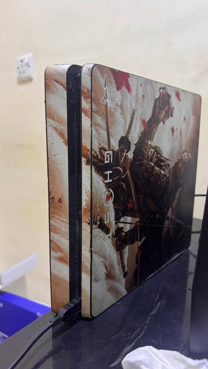 السلام عليكم
Ps4 slim اونلاين
الجهاز نظيف ويا يدات ٢ للبيع 
السعر ٢٥٠ الف 
مكاني الامين الثانية 
***********
