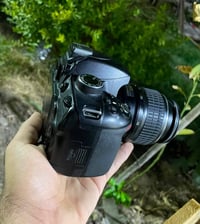 نيكون 3200 • عدسة 18-55 VR • بطاريتين
