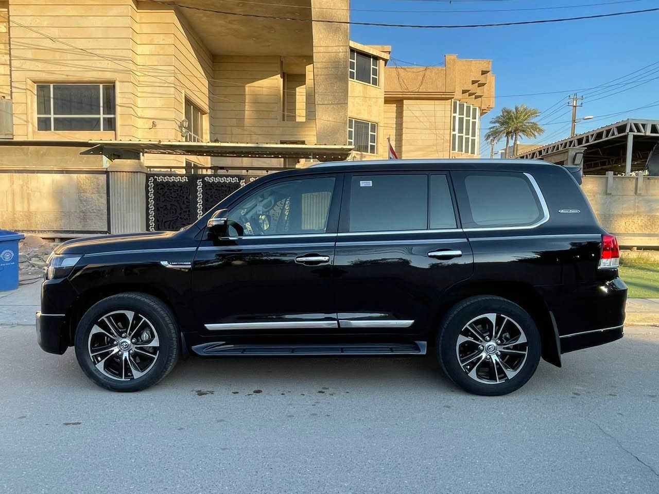 السلام عليكم للبيع او للمراوس حسب القناعه لاندكروز موديل 2021 فئه شركات فوول مواصفات محرك 4600 GXR  اسلايت بصمه كراسي جلد 8 ايرباك جنطه كهرباء شاشه كبيره كاميرات ب جوانب 8 سلندر  وبعد بيها مواصفات السياره جديده ماشيه 80 الف رقم اربيل الجديد هزه جديده كامله من كلشي والتحويل مباشر  السياره مكفووله من الضربه والصبغ فقد بيها بارد شي بسيط وممبين اني مسوي بيها سونار ومرفوق ويا الصور ملاحضه السياره من تباوع عليها ممبين شي بس بالسونار السعر المطلوب 520 ورقه وبيها مجال للشراي مكان السياره بغداد ال كرخ حي الجامعه شارع الربيع للستفسار هاذا الرقم ***********  كير محرك كفاله وشكرا على الإطالة
