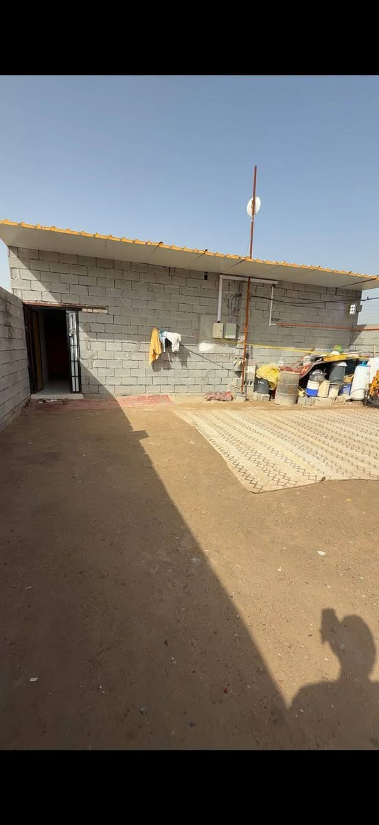 اسعد الله اوقاتكم 

توفر دار سكن مساحة 200متر 

يتكون من غرفين وصاله ومطبخ ومجمع صحي داخلي وصحيات خارجيه وكراج كبير  يسع سيارتين 

السعر 36مليون وبي مجال 🤩

نوع العقار وقف سني اصولي 

العنوان البصرة ابي الخصيب منطقه ابو كوصره 

للاستفسار ***********📞
