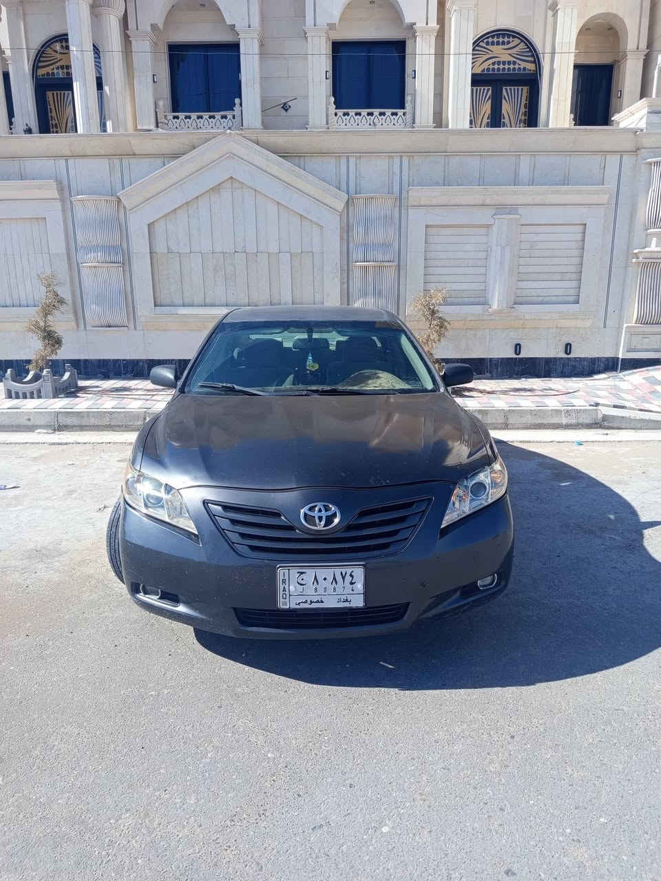 ، 

### *للبيع كاش سريع - كامري 2007* 
*للبيع تويوتا كامري موديل 2007* 
*المحرك: 2400cc* 
*اللون: [رصاصي فيلي]*
*الرقم: [بغداد] *

*مواصفاتها:*
- *الصبغ*: [مصبوغة قطعتين كلير/مبدل بيهه جاملغ ايسر وبنيد نفس اللون ملاحظة بيهه تصليح برأس الشاصي الايسر حادث امامي وارد امريكي] 
- *المحرك والكير*: شرط التبريد شغال، مكينة ناعمة
- *التبريد*: شغال 100% 
- *الاطارات*: 4 تايرات جدد
- *الداخل*: نظيف 
- *السنوية*: مجددة لحد [20/9/2026]
- *السبب*: تسديد سلفة ومحتاج كاش

*السعر: [90] ورقة مجال بسيط للشراي الصدك* 
*المكان: الفلوجة - [الجغيفي الثانية]*
*للاستفسار: ************
***********

*ملاحظة: البيع كاش فقط. السيارة جاهزة للتحويل*
