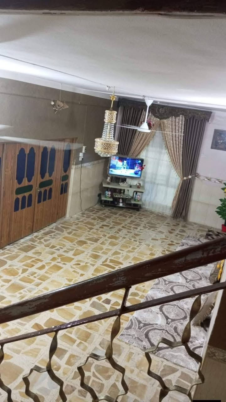 السلام عليكم
دار للبيع مكان مميز       
    المساحه //٣٠٠متر
واقع حال 450متر
البناء //طابوق صب كونكريت 
نوع العقار //طابو صرف
يتكون البيت من طابقين
 يتكون الطابق الاول من غرفتين نوم 
استقبال 
صاله 
مطبخ حار 
مجمع صحيات داخليه وخارجيه 
مدخل 
ممر خلفي وجانبي 
حديقه اماميه وجانبيه كبيره
شارع تبليط ومجاري خارجيه
الطابق الثاني يتكون من
عدد الغرف2
ملاحظه/يوجد مشتمل صغير 
غرفة نوم وصاله ومطبخ صغير مع البيت 
السعر ٣١٠وبي مجال
اذا ميعجبك السعر ادعيله بلرزق للجميع انشاء الله
الموقع //بابل المدحتيه 
الجمعيه قرب مدرسة نور الأجيال الاهليه
الاستفسار مراجعة مكتب دلالية وائل الهندي الواقع شارع 60 قرب سلوان ابو الكاشي مقابيل فرع علي قماره للاتصال على الرقم 
***********وائل الهندي
 ***********/ابو علي
