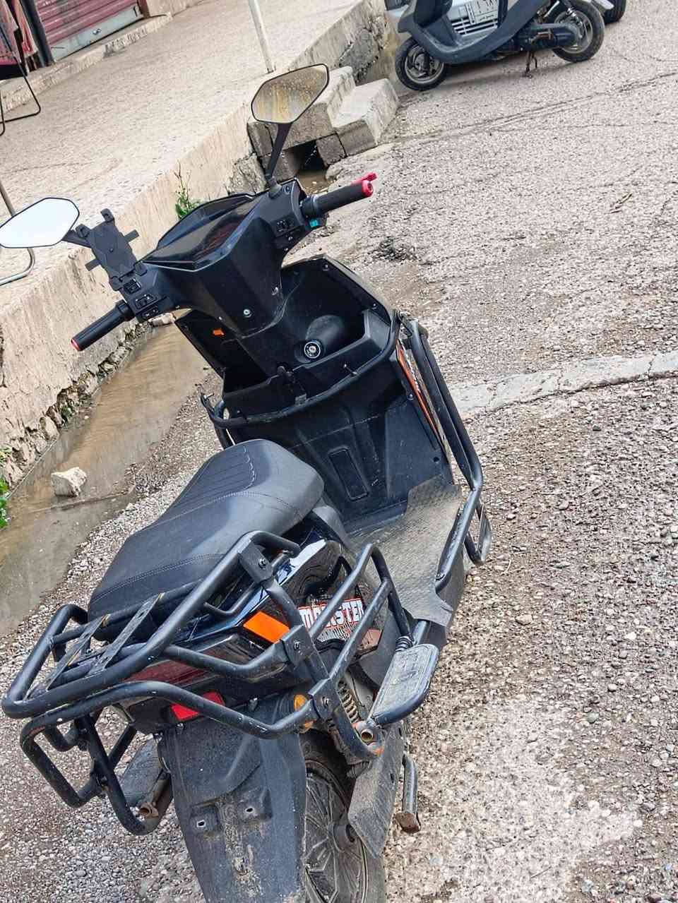 السلام عليكم 
ماطور شحن سكنس مدرع 
ملف 3500 شرط 
بطاريات 6 شرط 
عقل شرط 
ماشي 2200 كيلو بس 
سرعة 94 حقيقي 
ماطور كلو شرط شغال 
مكاني موصل حي الاعلام 
سعر 750 وبيه مجال 
للاستفسار خاص او 
***********
