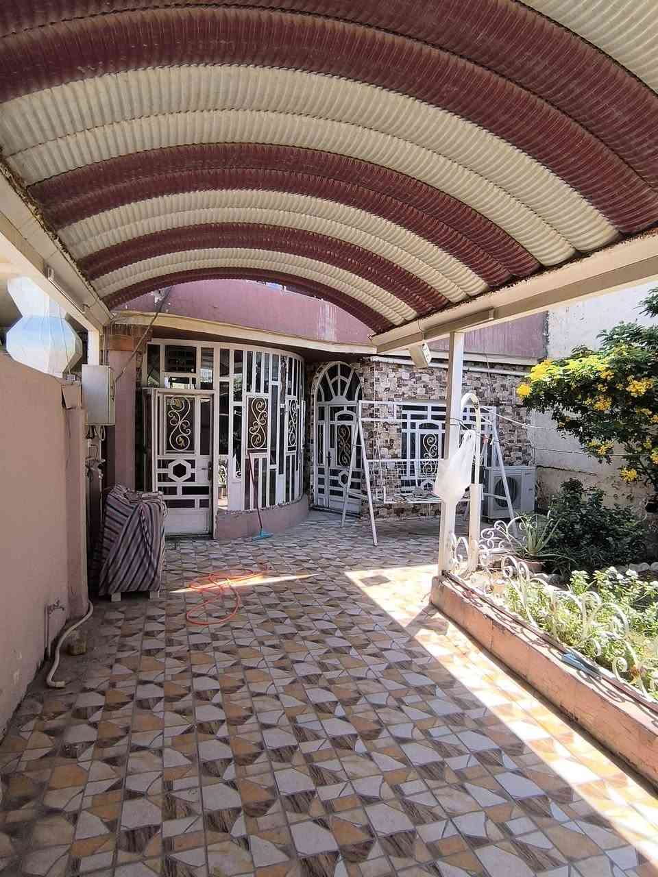 حله حي المهندسين  بفرع مجمع الامين الطبي  قريب كلش  على شارع المهندسين 
بيت مساحته 168 يحتوي على 3 غرف
 غرفه في الطابق الارضي
 وغرفتان في الطابق الاول  واحد الغرف في الطابق الاول تكون سويت كامل يعني تحتوي على صحيات كامله 
ويحتوي على استقبال ومطبخ في الطابق الاسفل وصحيات وهول 
وفي الخارج الحديقه يحتوي على طارمه كبيره وصحيات وحديقه 
للاستفسار اكثر الاتصال على الرقم 
‏‪***********‬‏

