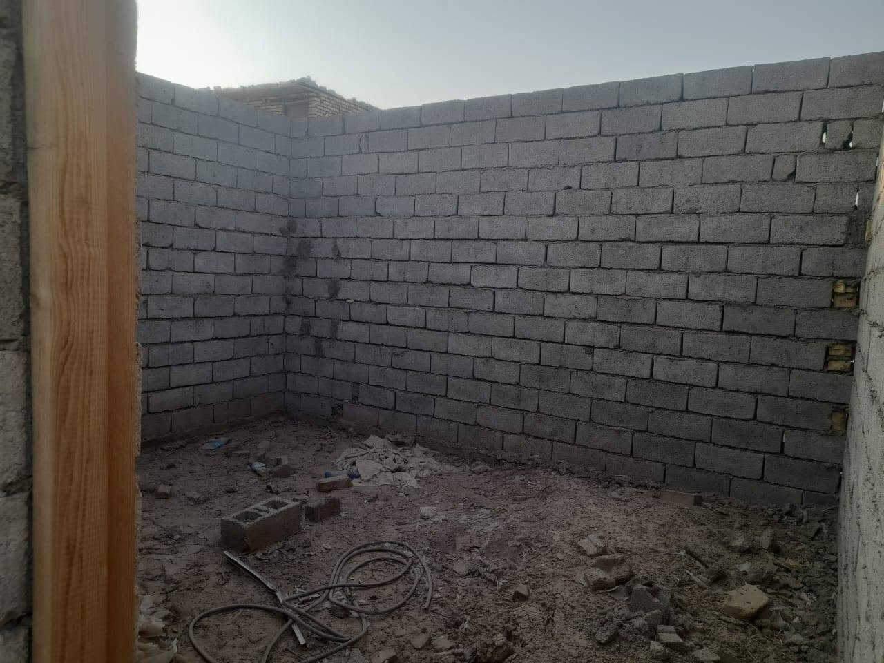 سلام عليكم هيكل البيع مساحته 200 بناأ بلوك يتكون من غرفتين نوم وصاله وحمامات داخليه مرقم وكامل من البلديه سند 25 قريب عن المدرسه السعر 18 وبي مجال للشراي نزله بيت زرزور يم المدرسه الجديده استفسار خاص مفتوح ***********
