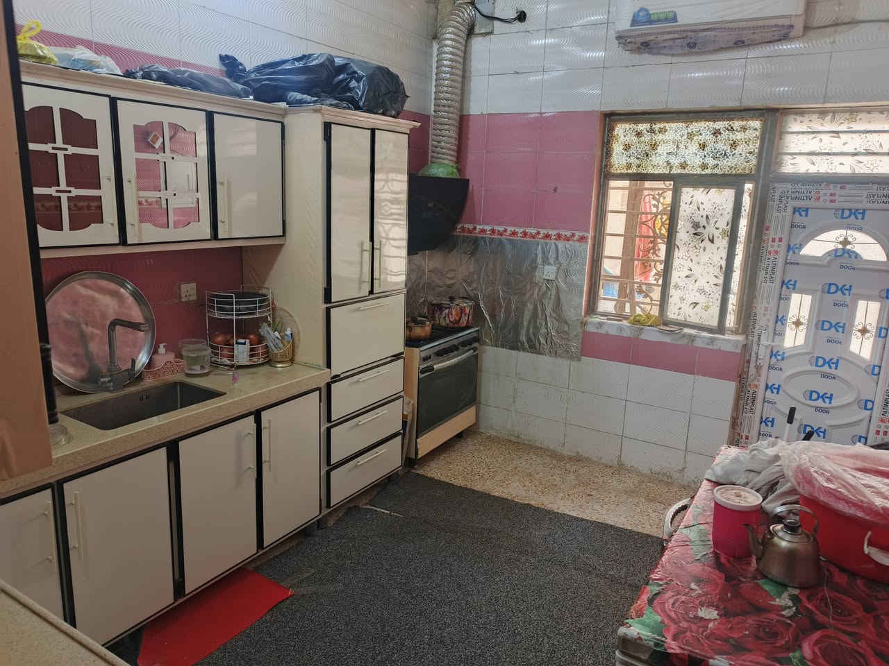 بيت للبيع موقع الانتفاضة الثالثه مساحه 220 بناء 150 وحديقه70
البيت موقعه تجاري ركن ع شارعين شارع رئيسي 60 وفرع 
البناء غرفتين نوم كبار
استقبال طول 6 عرض 4 
صاله طول 8 عرض 4 
مطبخ طول 4 عرض 3
حمامات داخليه ومجمع صحيات خارجي 
ومنور داخلي ومنور ع طول البيت ع شارع رئيسي 
بناء البيت كمل 2018 
للتواصل خاص او على رقم ***********
