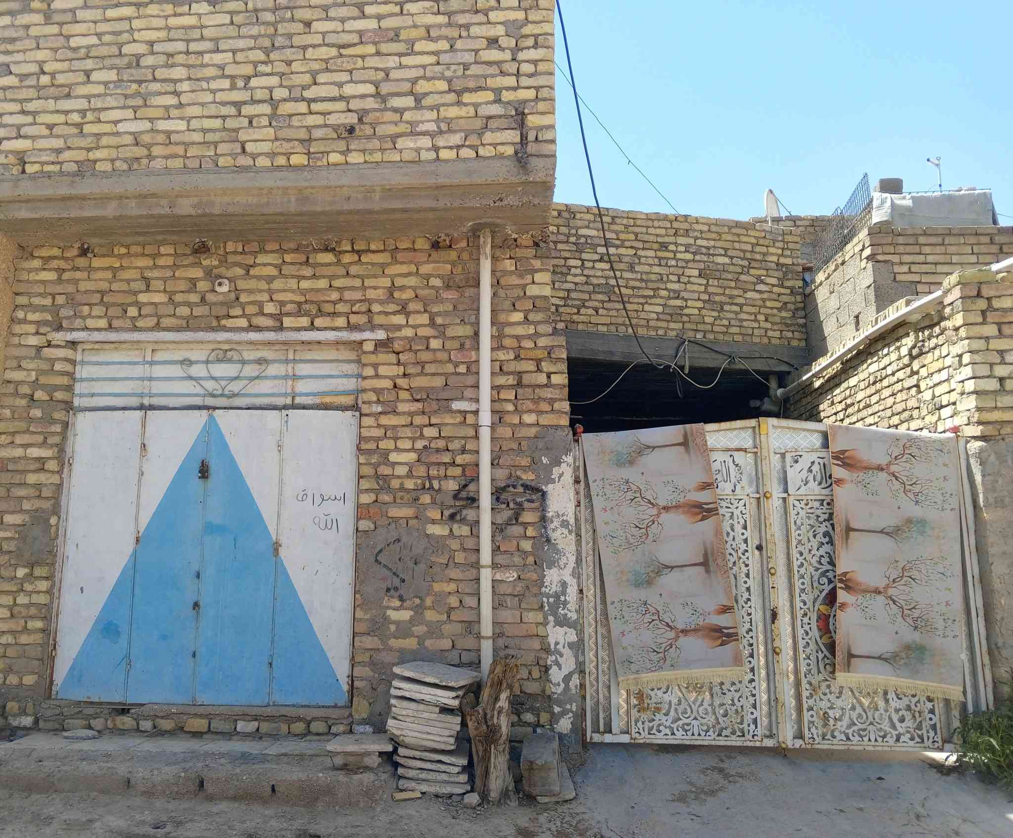 بيت ٢٠٠مترللبيع  الواجه٧متر نزال٢٦ الموقع سبع القصور شارع المشروع قريب عله المستوصف الاستفسار علا رقم ***********   سعر 85 أو بي مجال
