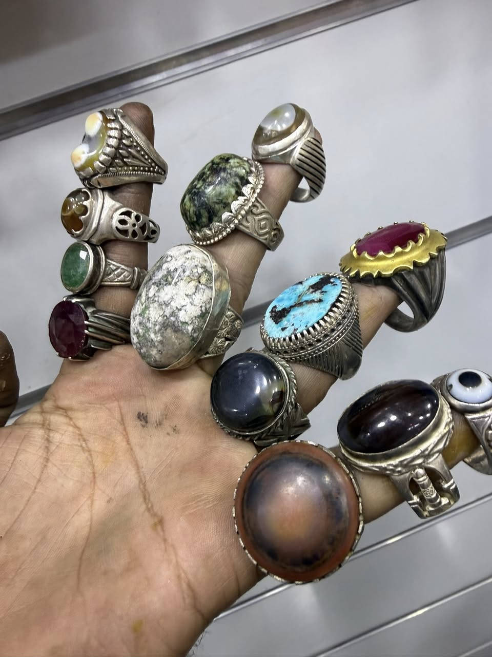 السلام عليكم خواتم عدد 13 قطعه وزن 213غرام
كلهن فضه 950 السعر للمجموعه كامله 650الف وبل عافيه عل ياخذهن عنواني بغداد التراث مال بياع ***********
