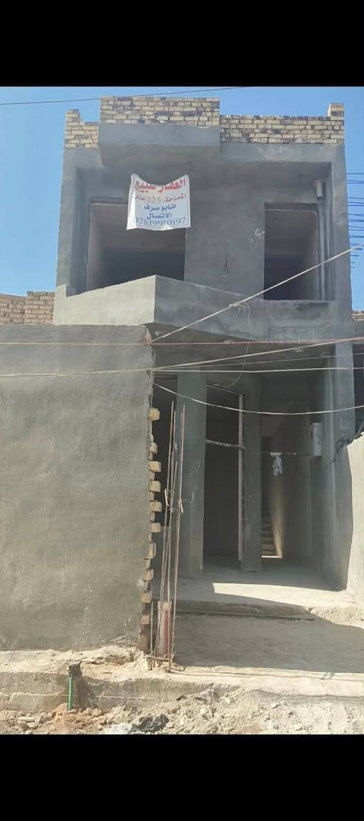 بيع مستعجل بيت قيد الانشاء طابو صرف مساحته 125 واجهيه 5 نزال 25 بناء طابقين طابق اول صاله واستقبال وغرفه نوم وصحيات خارجيه وداخليه طابق ثاني غرفه وصحيات وغرفه صغيره شارع 80 جهة النجف
يبعد عن الشارع 80  150 متر 
رقمي للاستفسار ***********

