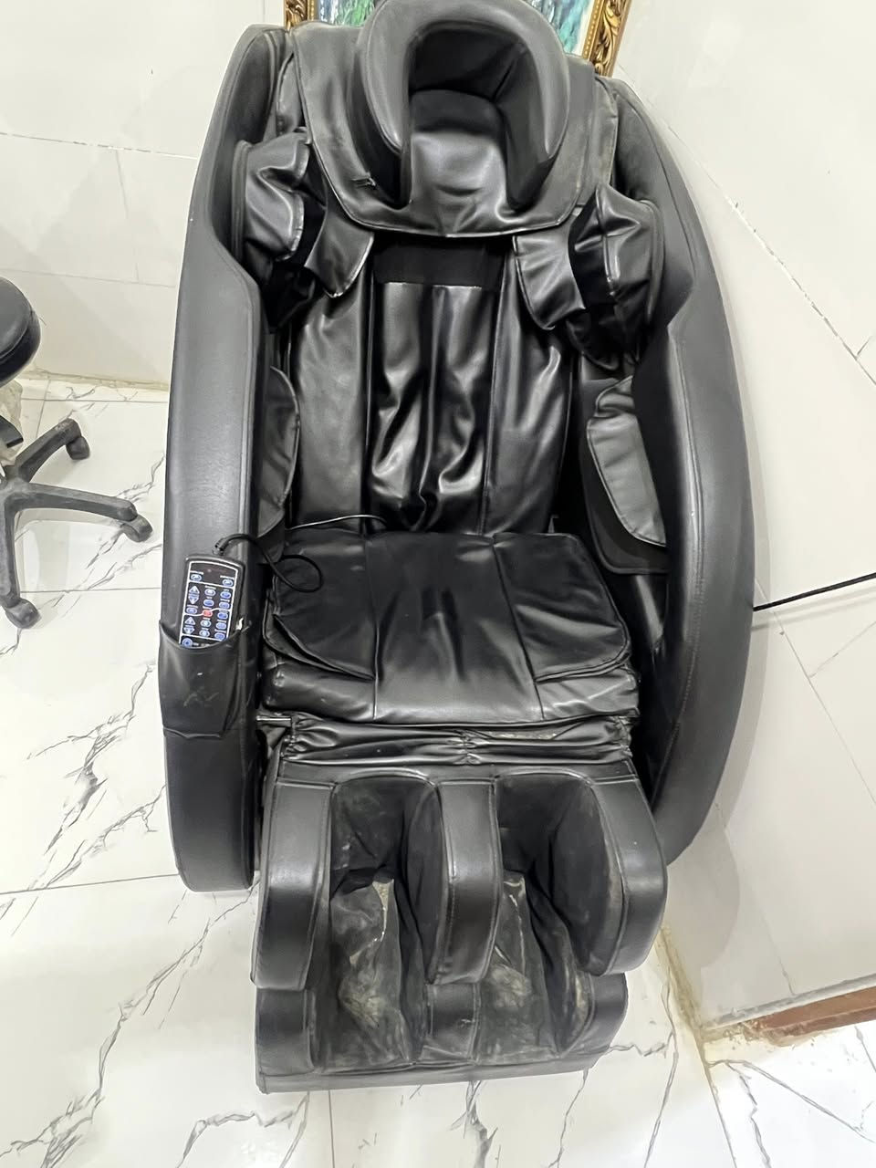 للبيع … كرسي مساج كهربائي
مستخدم قليل جداً 

 • النوع: كرسي مساج كهربائي كامل الجسم

 • مناطق المساج:

 • الرقبة والكتفين

 • الظهر (علوي – وسط – سفلي)

 • الخصر

 • الذراعين (وسائد هوائية)

 • الساقين والقدمين (عجن + ضغط هوائي)

 • آلية المساج:

 • بكرات متحركة للظهر (Rolling / Kneading / Tapping)

 • أكياس هوائية Airbags للذراعين والساقين

 • مساج عجن للقدمين

 • وضعية الاستلقاء:

 • استلقاء شبه كامل (Zero Gravity غالبًا)

 • التحكم:

 • ريموت تحكم جانبي متعدد الأزرار

 • برامج تلقائية + تحكم يدوي بالشدة والسرعة

 • التدفئة:

 • غالبًا تدفئة أسفل الظهر (Heat Therapy)

 • الخامة:

 • جلد صناعي PU

 • هيكل داخلي معدني

 • الطاقة:

 • كهرباء 220–240 فولت

 • الوزن التقريبي:

 • 80–110 كغم

 • التحمل:

 • حتى 120–150 كغم

🧠 الاستخدامات

 • تخفيف آلام الظهر والرقبة

 • الاسترخاء بعد العمل

 • تحسين الدورة الدموية

 • مناسب للعيادات، الصالونات، أو الاستخدام المنزل

السعر 800$ وبيه مجال بسيط

***********
