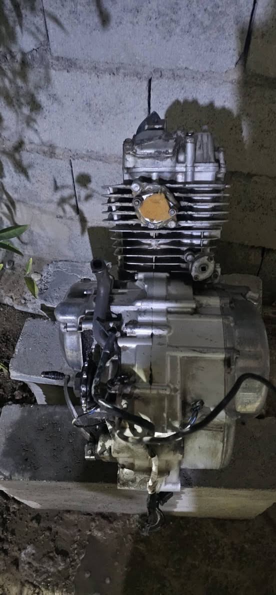 سلام عليكم غرض سوزاكي ٢٥٠ محرك عقل كتف شحن ويل امامي خلفي نضفه ١٠٠من ١٠٠ مع ليت كامل شغال مع كفرات مع ضفيره مع دبلات مع بريك امامي كله شغال رقم موجود وتساب ***********
