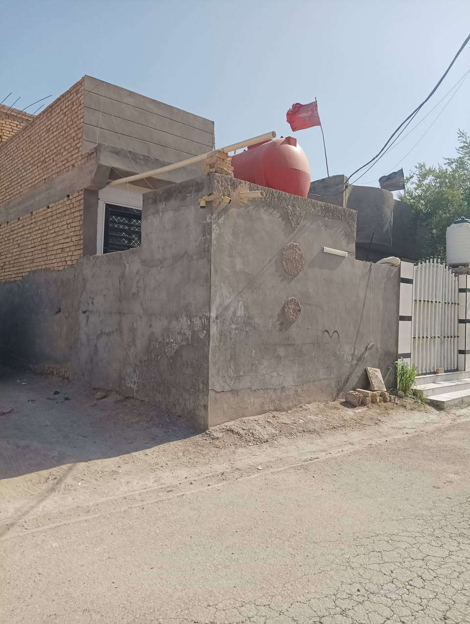 سلام عليكم بيت لبيع مساحه 170 حي الزهراء ستقبال ومطبخ وصاله وغرفت نوم مجمع صحيات داخليه وخارجيه بناء طابوك وسقف صب كونكريت بناء جديد رقم ***********
