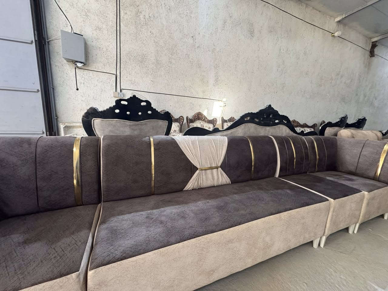 ديوان جديد ١٠ مقاعد اصلي 
جميع القياسات والألوان 
سعر ١٠ مقاعد ٢٦٠ الف 
العنوان الحمره الغربي العلاك قرب معمل الببسي 
للتواصل + واتساب ***********
