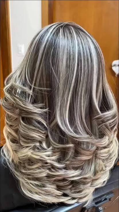 صالون الأناقة متوفر صبغ شعر ميش تنظيف بشره ملكي تنظيف قدم ملكي أيضاً متوفر بدي كير منيكير احفافه مكياج تسريحات شعر لجميع المناسبات مع إبر نضاره بجهاز ديرما بن متوفر كوزمتك أيضاً داخل الصالون ‏( ‪0784 353 1707‬‏ )واتساب العنوان ( المطار شارع العريض )
