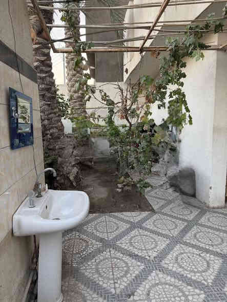 السلام عليكم 
طابو صرف           طابو صرف 
يتوفر دار سكني طابو صرف باسم البائع مساحته 200م  بناء 2007. يحتوي على  طابقين  خمسة غرف نوم وصاله ومطبخ واستقبال وثلاث مجاميع صحيه وحديقة موقع مميز جدا في  المسيب / حي المعلمين الثانيه مقابل الجامع الاصفر يبعد عن الشارع العام 60م  بوجه المتنزه السعر المطلوب للبيع 270 مليون قابل للتفاوض  علما ان البناء طابوق وصب السقف للأستفسار الأتصال برقم *********** او مراسلة الصفحة
