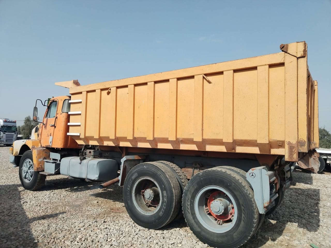 سلام عليكم للبيع فالفو موديل ٨٢ مكينه جي ١٠ جديده كير فقستين سياره بلاديه ونضيفه جاهز للعمل سعر ١٣ مليون اوبيه مجال الاستفسار تصل *********** /***********
