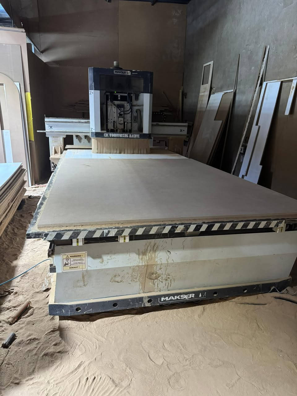 للبيع CNC تركيه مكسر ✨
مكينه صناعيه ثقيله وثابتة بالشغل، مو مثل المكائن التجارية الخفيفة  
مناسبه للنجاره، الديكورات، المطابخ، الأبواب، الحفر والـ MDF 🔥  

راوتري بورد أوتو تبديل 10 مقاعد  
شغل سريع ودقه عاليه وثبات ممتاز بالإنتاج  
مكينه نظيفه جداً وشغاله يومي وشرط الفحص الكامل  

المواصفات :  
✔️ أوتو تبديل 10 تولات ATC  
✔️ سبندل صناعي قوي وسريع  
✔️ سرعة دوران عاليه للحفر والقص  
✔️ دقه عاليه بالشغل والتفاصيل  
✔️ شاصي ثقيل وثابت  
✔️ مناسبة للشغل المتواصل والإنتاج  
✔️ تشتغل MDF، خشب، PVC، أكريلك وديكورات  
✔️ جاهزه للعمل فوراً وما تحتاج صرف  

مكينه خير من الله ومجربه بالشغل اليومي 👍  

📍 الموقع : بغداد - كريعات  

للاستفسار مراسله او الاتصال ‭0770 004 6204‬
