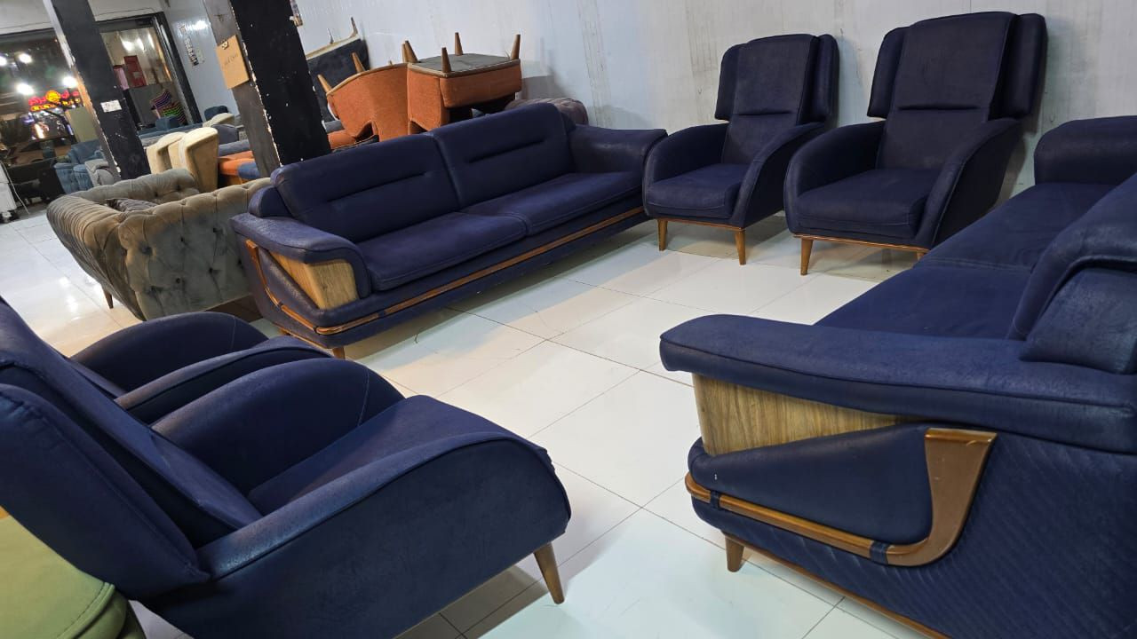 طقم قنفيات تركي (10 مقاعد) - نظافة ممتازة ✨
​السلام عليكم.. متوفر الآن هذا السيت التركي الأنيق والراقي، يتميز بالراحة التامة والمتانة العالية.
​المواصفات:
✅ سيت 10 مقاعد (2 قنفات كبيرة + 4 كراسي).
✅ النظافة: 95% (بحالة الوكالة).
✅ خشب وتصميم تركي أصلي ومريح جداً.
​السعر مناسب جداً للجادين.
📍 العنوان: بغداد - الدورة - شارع الكفاءات.
📞 للتواصل: ***********
