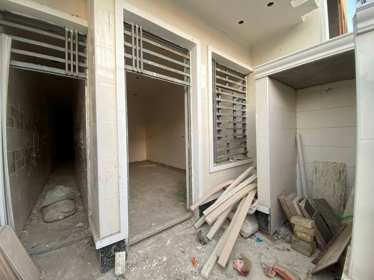 الدار للبيع 🏡 السعر /255 💸مليون وبي مجال 💛
بناء درجة اولى حائط مستقل 
قيد الانشاء 🏡
الشعب شارع الاسواق المركزية خلف نادي العربي
المساحة 90 م
يحتوي الطابق الارضي على كراج وخدمات خارجية ومغسلة 
الدار مدخلين 👌👌
استقبال ومطبخ حار وبارد ومنور وخدمات وغرفة نوم
ويحتوي الطابق الثاني على غرفتين نوم وخدمات ومكان غسالة وبيتونة كبيرة
وسطحين 
(للاستفسار اكثر يرجى الاتصال على الرقم 
متواجد هذا الرقم على الواتس اب والماسنجر (*********** )
او على الرقم التالي ***********
او زيارة مكتب تبارك للعقار والمقاولات الكائن في شارع الاسواق المركزية قرب مطعم ميامي
