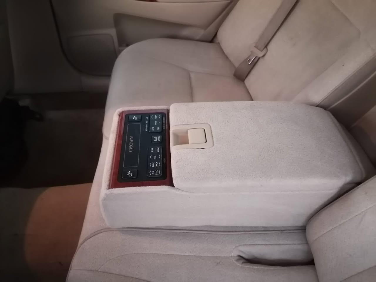 سەرتا بە ناوی خوای گەورە
شاهینە 2005
بڕاوە بڕاوە
182گێڕ گەورەی مەکینە گەورە
3دوگمە
4کوشن کارەبا
3پەردە
سلاجە
تەقەو ڕەقی تیا نیە
تازە پۆلیش و حەمام کراوە
یەک دینار مەسرفی تیا نیە
کۆدی ئاسیاشی هەیە
50گەڵاو مەجال
شوین .پیرەمەگروون
ژ.م***********
