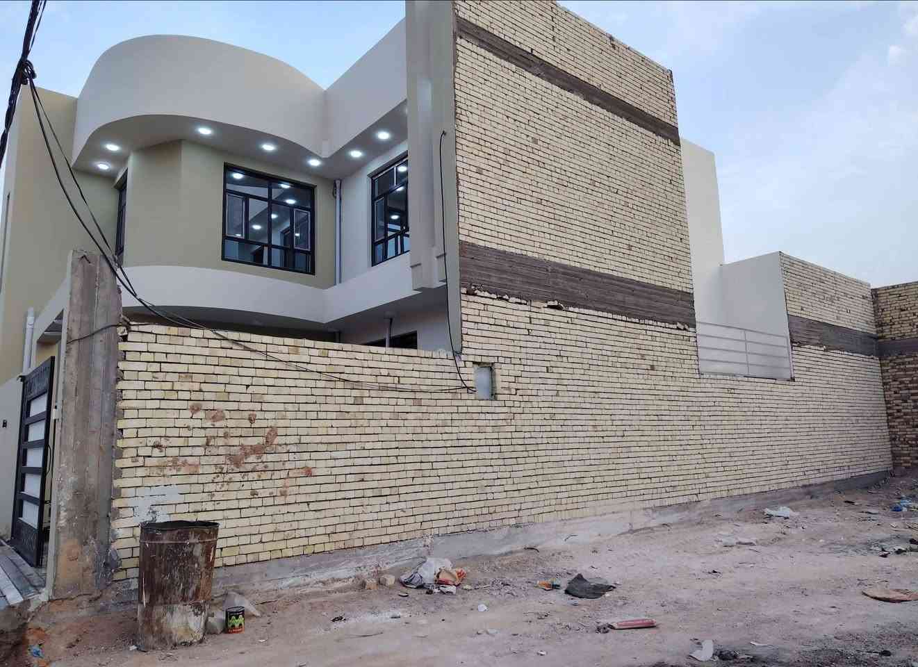 دار مقابل ملحق قرية الغدير الاوله السكني 
في محافظة النجف الأشرف 🏘️
في العراق 🇮🇶

مساحة 200متر طابقين
البيت متكون من 5غرف نوم وصاله 2وستقبال ومطبخ وصيحات خارجيه وداخليه
 
موقع مميز وشغل حديث تصاميم حديثه

للسعر  145 معه المجال
 

تواصل مع المكتب اتصل وتدلل
***********

موقعنا 📍مجاور قريه الغدير عمود 303 #مكتب_الزهور
يوجد لدينا مساحات مختلفه واسعار مختلفه اتصل ❤️❤️
