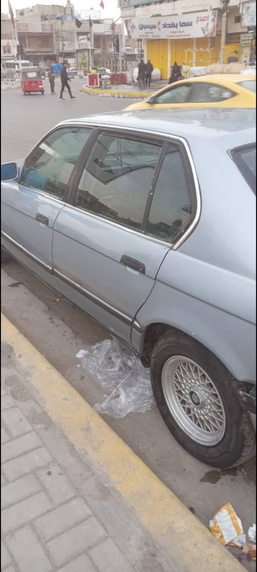 سيارة بي ام دبليو موديل ٩٣ للبيع رقم كربلاء موجود صاحبها الشرعي في كربلاء لون رصاصي السعر ٣٥ ورقة وبيه مجال السيارة  سنوية صاقطه من ٢٢٠ المكان مدينة الصدر الاتصال على الرقم *********** مع التحويل
