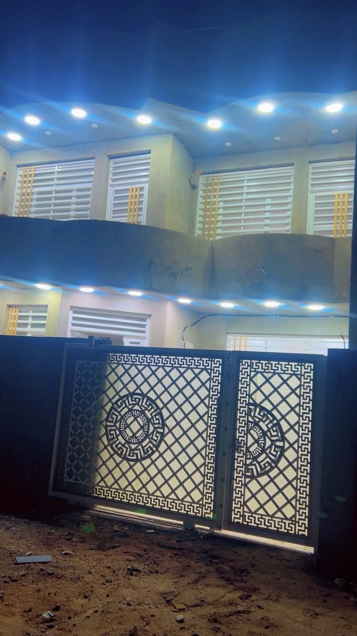 دار لليجار- الغزاليه- البكريه
مساحة الدار 160 م
يحتوي عاستقبال كبير
مطبخ كبير
4 غرف نوم 
يحتوي على 3 حمامات خارجي+داخلي+ بالطابق الثاني
البيت امطبك بورسلين الطابقين
يحتوي على سطحين السطحين امطبكهن  سيراميك حامضي اسباني
بيبان داخليه صاج تغليف تركي
جاهز من سخان + خزان ماء
البيت قبل اسبوع انجز من العمل
( ايجار مليون )
للاستفسار الاتصال على الرقم 
***********
