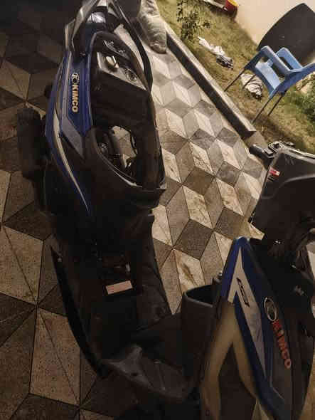 سلام عليكم دراجه كومكو للبيع دراجه راجه شغاله فول الفول نكره سلف دراجه فقط بيه دعمه من كدام ودراجه مبدله ملف ومبدله عقل كلشي بيه جديد دراجه صارله يومين من جفتته بستم وكور جدد ما ناقصه شي كهربائيات كله شغاله الدراجه سعره 250وبيه مجال والموشراي ليراسلني *********** وتساب
