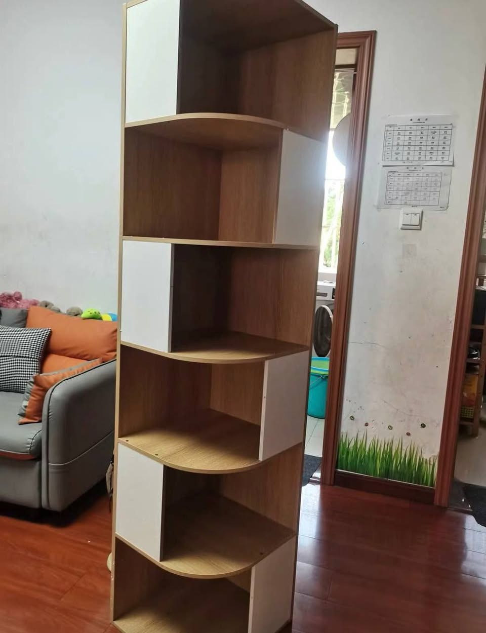 ✨ خزانة الزاوية الترند ✨

🛑 الكمية محدودة 🛑

استغلي كل زاوية في بيتك بقطعة ديكور عملية وجميلة 🤍  
رف زاوية مثالي لتنظيم الكتب، الديكورات أو مستلزمات البيت بأسلوب مرتب وناعم 🏡📚

🔸 تصميم زاوية ذكي يوفر مساحة  
🔸 عدة رفوف واسعة للتخزين والعرض ✨  
🔸 مزيج لون خشبي مع أبيض يعطي لمسة عصرية 🤎🤍  
🔸 خامة متينة وثابتة للاستخدام اليومي 💪  
🔸 مناسب لغرفة المعيشة، النوم أو المكتب

📏 القياسات: 40 × 40 × 176 سم

قطعة تجمع بين الترتيب والجمال في نفس الوقت 👌  
📩 للطلب أو الاستفسار تواصلي معنا عبر الرسائل


**إذا كنت صاحب هذا الإعلان وتريد حذفه لأي سبب، رجاءا أرسل رسالة إلى الدعم الفني**