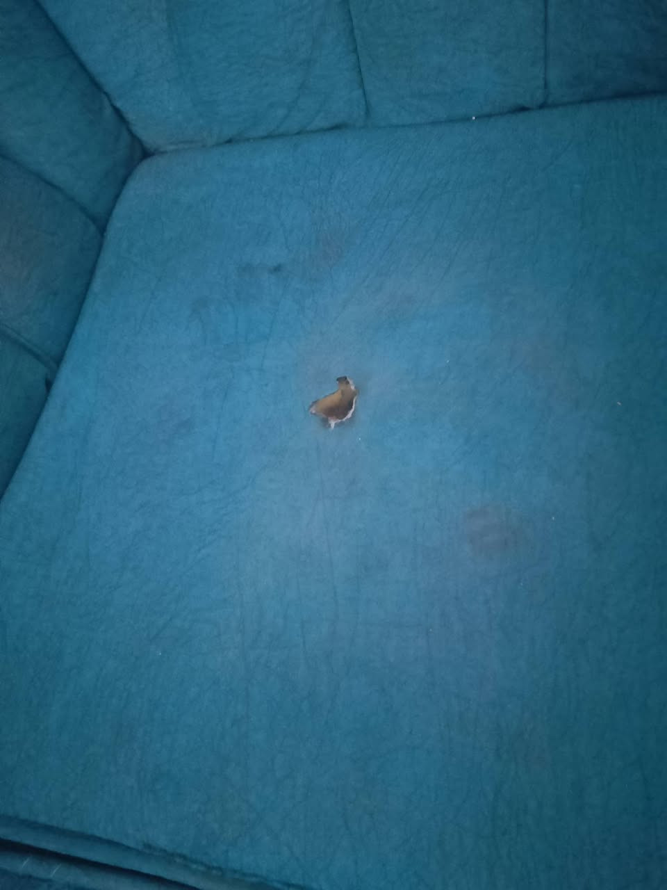 السلام عليكم تخم 10 مقاعد للبيع عيبه هاي الحرك الصغير مثل مموضح بالصورة او رجل وحدة  نقص من الرجلين ملاتة سعر 140 وبي مجال مكان زعفرانية قرب جامع الصدرين رقمي بي واتساب ***********
