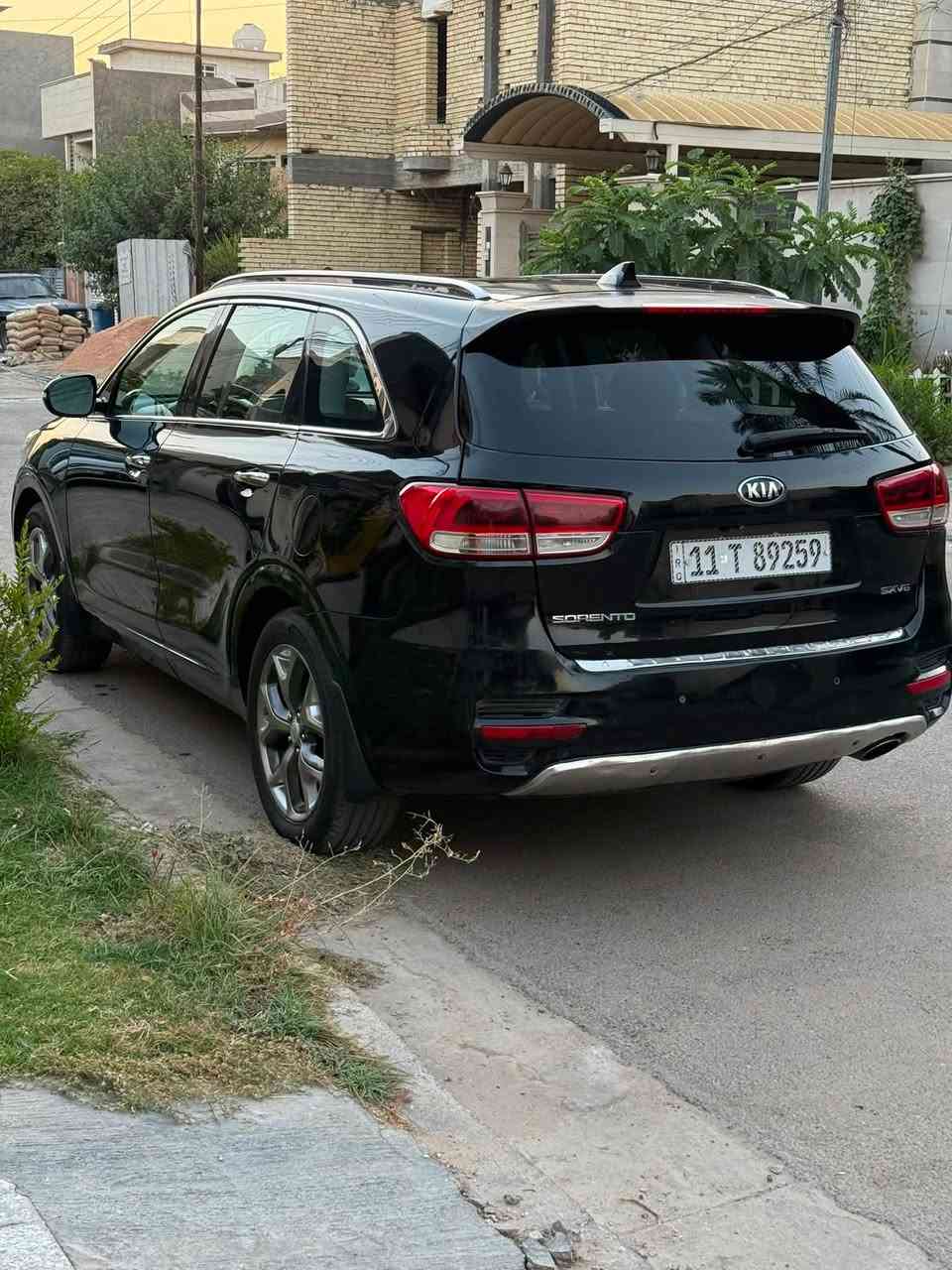 كيا سورنتو موديل 2016 امريكيه
السياره اني استوردتها بسنتها عله ايدي
حادثها دعاميه خلفيه وطخه صغيره بقبغ الجنطه
ارباك سليم ، قبغ جنطه مبدل نفس اللون بدون صبغ

السياره فئتها SX مكينه 6 سلندر 3300 
7 راكب 3 قطع تبريد كشنات تدفئه
بصمه بنوراما كشنات جلد ماشيه 99 ميل

جاهزه نظيفه دائما اسويلها صيانه دوريه
فقط صار عندي بيها كازكيت وسويته شغل درجه اولى

السعر 168 ورقه للاتصال *********** 
مكاني بغداد حي الخضراء
