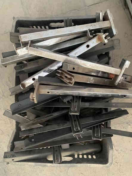 سلام عليكم عندي استان وملكانات  ورفوف وذراعات لبيع العنوان مدينة الصدر ***********
