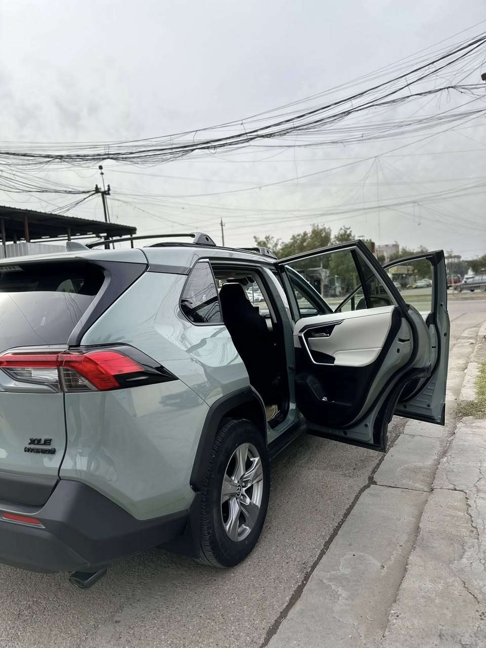 سلام عليكم راف فور موديل 2023 هايبرد XLE الاون سمنتي حادث السياره امامي تبديل بنيد فقط ماشيه 34 (م)اني مكلف بل النشر رقم صاحب السياره  *********** مكان السياره بغداد حي العامل
