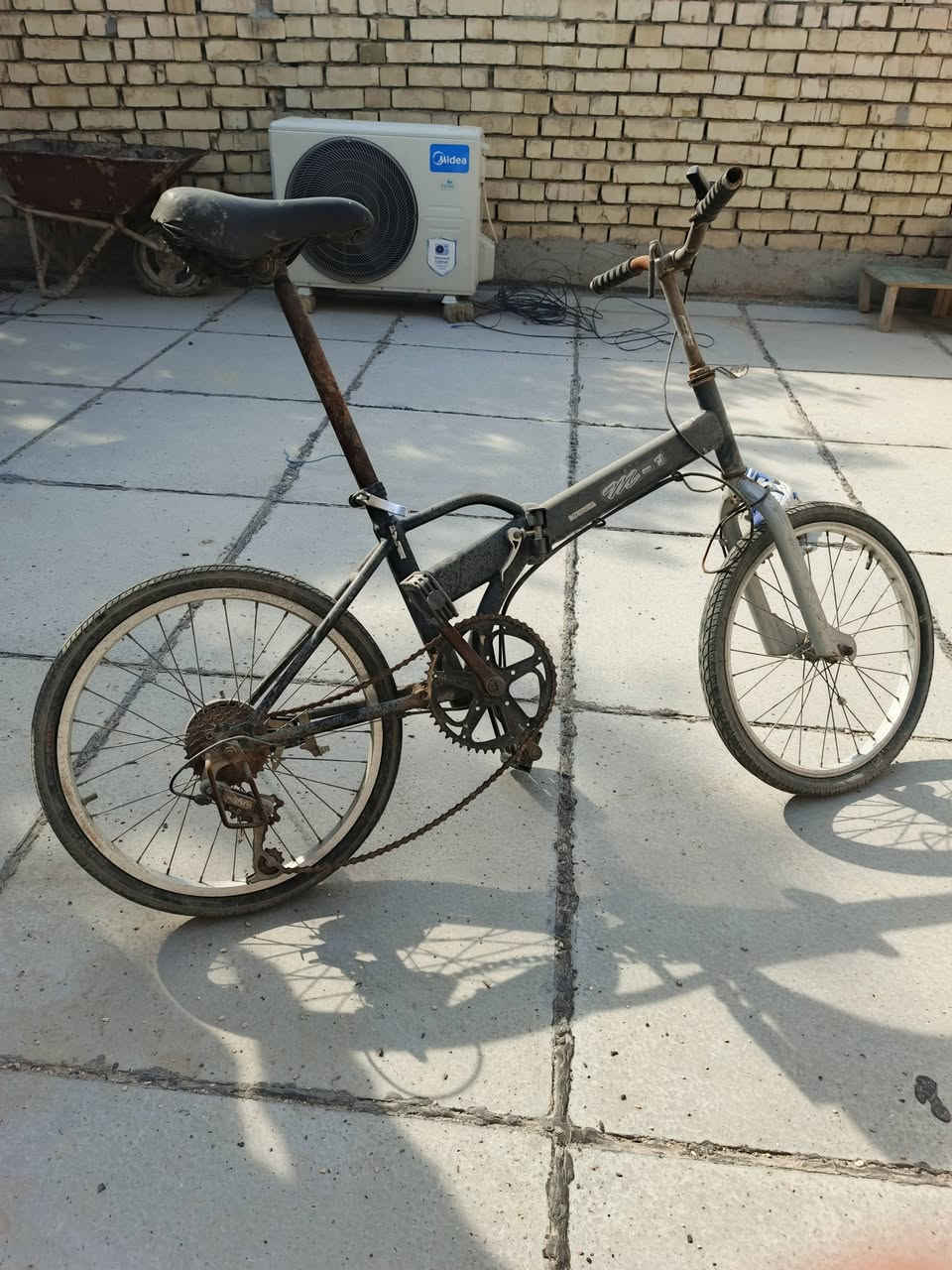 سلام عليكم شلعه بايسكلات للبيع عوزهن تصليحلت بسيطه اكو تايرات خربانه اكو سنجيل خربان يعني حسب اني بايعلكم كوم حديد السعر 140  للاتصال على الرقم ***********
