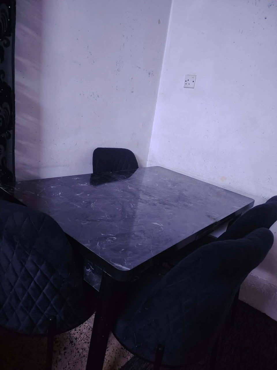 السلام عليكم 
عندي ميز طعام جديد 
1/يكبر او يزقر 
2/يجي ويا ست كراسي 
3/السعر 170اوبي مجال للطيبين 
4/هاذه رقمي ***********بي واتساب
