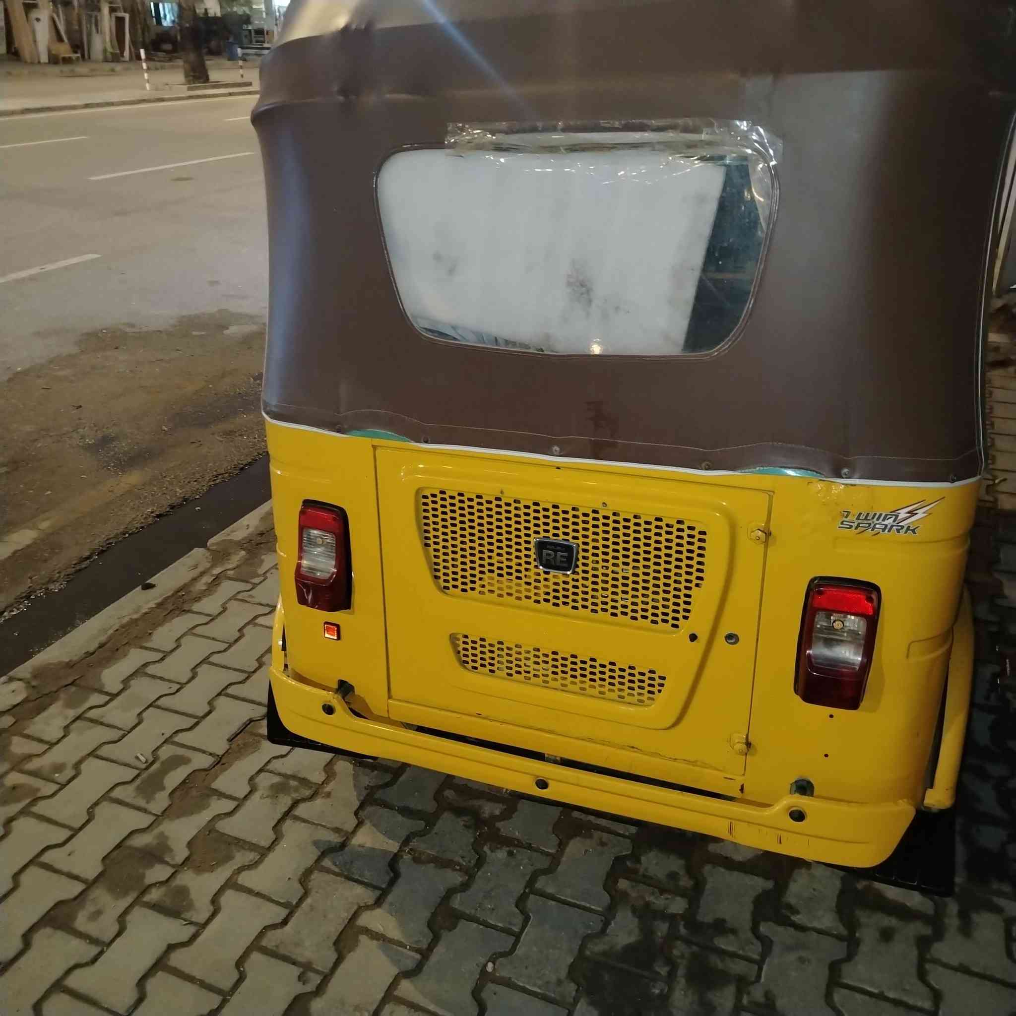 سلام عليكم تكتك 21 ليموني مرقم محرك مفتوح بيها خياس ما معمر السعر 7600 بيها مجال ***********
