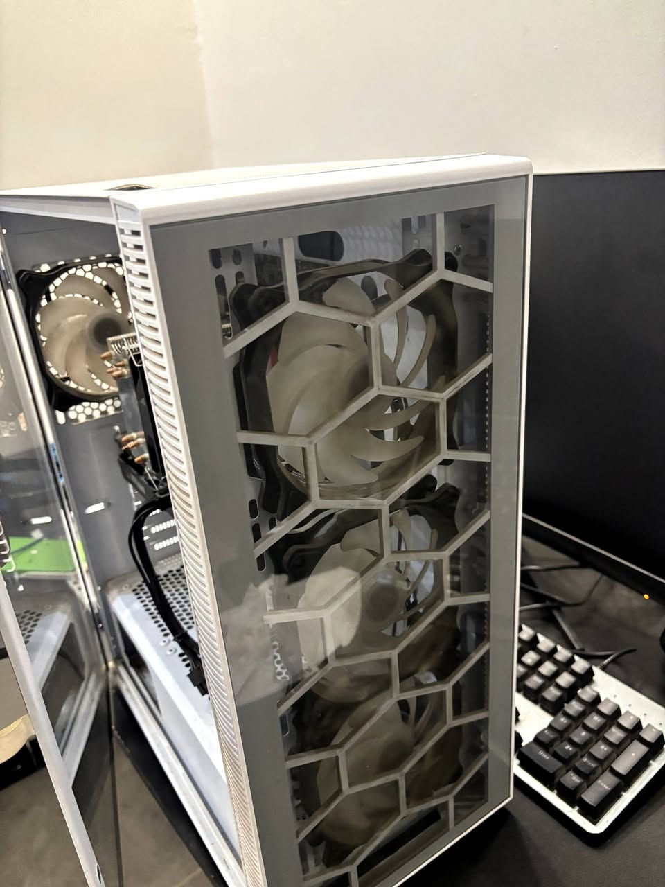 سلام عليكم شباب حاسبة للبيع
المواصفات 
Ryzen 5 2600
Ram 16gb 3200mhz rgb
Asus B450 
Ssd128gb+1tb hdd
Rtx 3050 8gb
Psu 650w bronze 
وياهة شاشة دهوا FullHD
مكاني بغداد موجود توصيل 
الحاسبة متروكة يعني بس شوية تراب القطع ممتعوبة ممشتغلة هواي
سعر الكيس و الشاشة 600 الف


**إذا كنت صاحب هذا الإعلان وتريد حذفه لأي سبب، رجاءا أرسل رسالة إلى الدعم الفني**