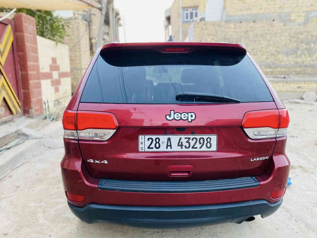 السلام عليكم 
جيب لاريدو 15 معلاية 22 
محرك3600
فتحة بالقمارة
كشنات  جلد قرميدي
تخم تاير جديد
سنوية بأسمي
شاشة جبيرة
السعر 195$ وبيه مجال بسيط
مكاني ناصرية
***********
