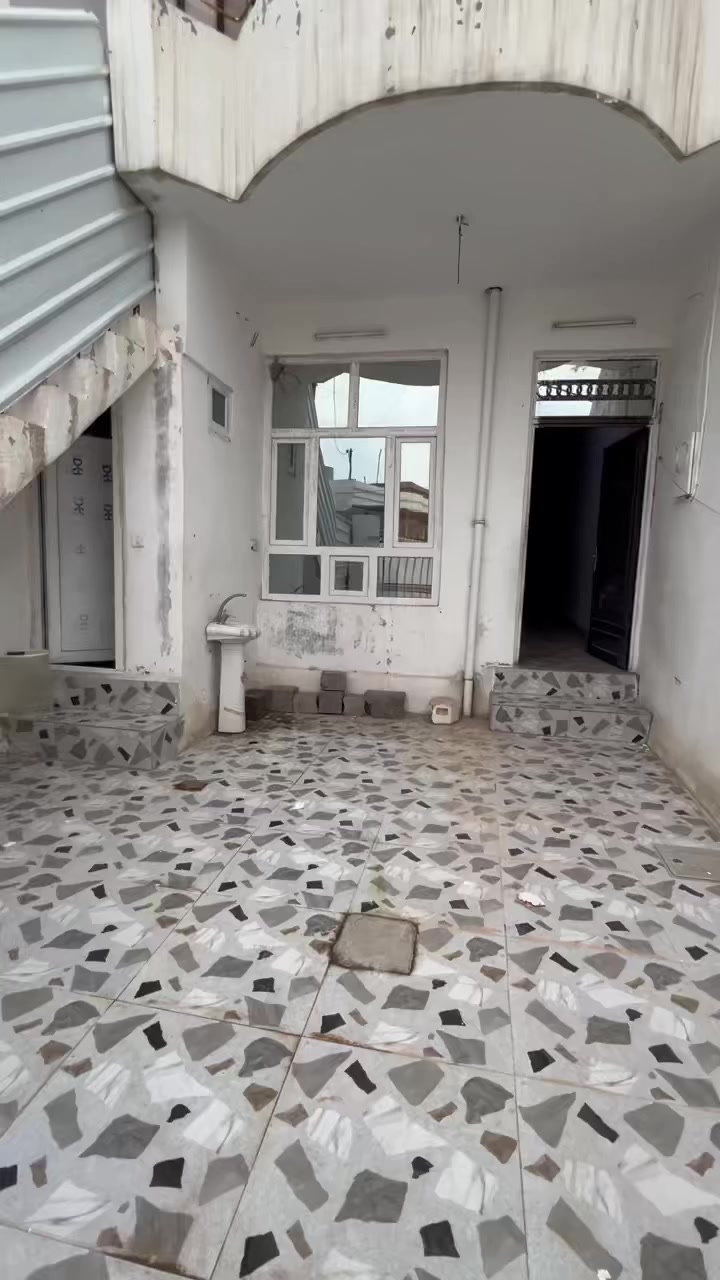 دار  للايجار  مساحه ١٠٠ متر طابق ارضي عنوان حريه  خلف صيدلية مختار البيت يتكون من كراج  سياره و استقبال  مطبخ غرفه نوم عدد واحد *********** / ***********
