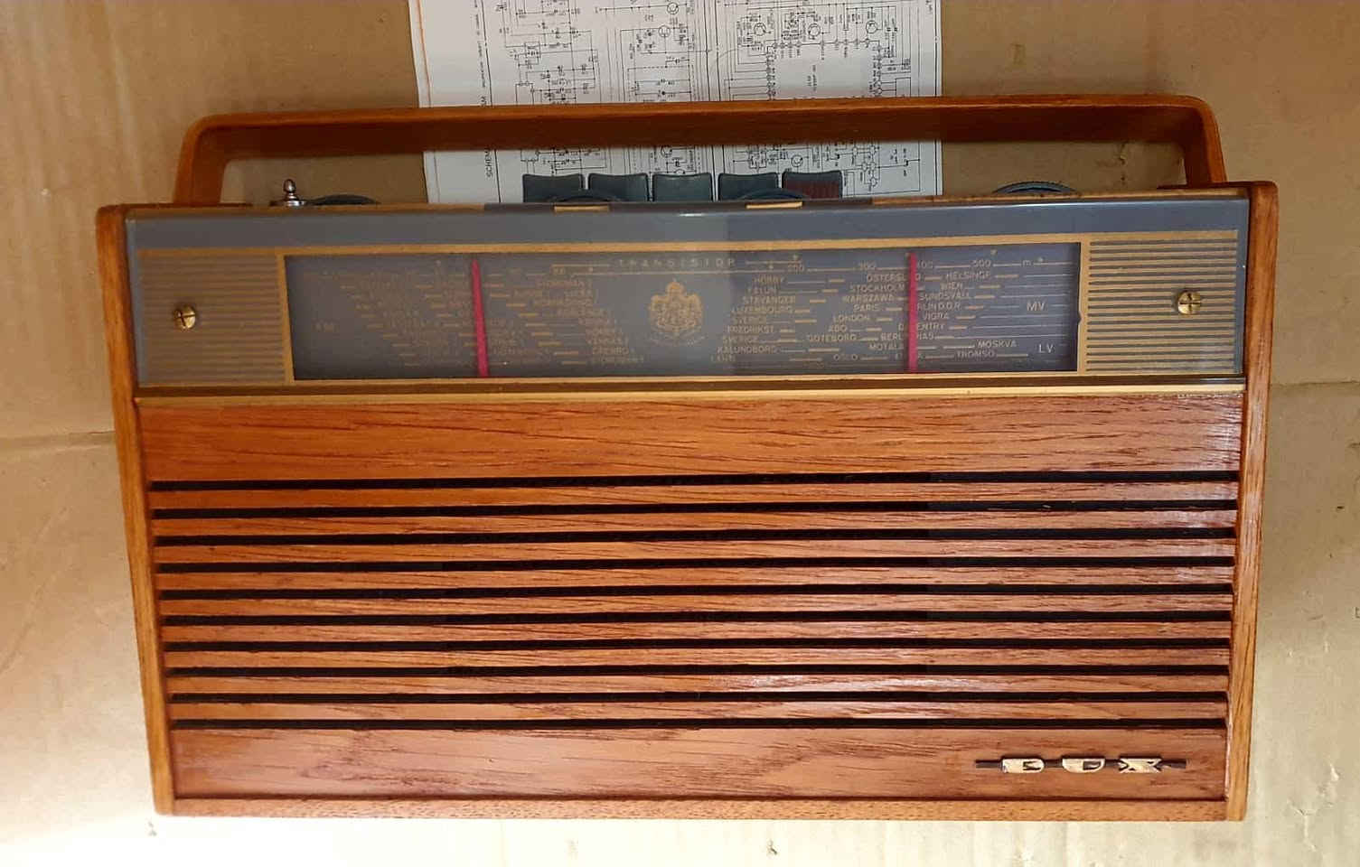 رادیو تحفة 3 موجة FM MW LW ماركة ديوكس الماني  انتاج 1963 یشتغل 4 بطاربات حجم كبير البدن خشب اصلي بالكامل وزن 3 کیلو جهاز جديد بلادي وشغال بالكامل صوت وسحب ممتاز السعر واي استفسار مراسلة خاص


**إذا كنت صاحب هذا الإعلان وتريد حذفه لأي سبب، رجاءا أرسل رسالة إلى الدعم الفني**