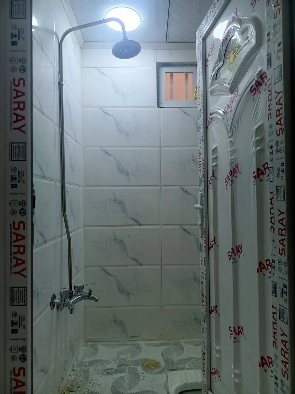 يوجد لدينا بيت للبيع حي ميسان قطاع 77ع الشريط قرب شارع 20متر مساحه 50متر طابقين يحتوي على استقبال وصاله ومطبخ وصحيات والطابق الثاني يحتوي على غرفه وصاله وصحيات صب كونكريت ارضيه بورسلين جدران سيراميك سقوف سي إن سي السعر المطلوب خاص 

للاستفسار والمعلومات اتصل ***********
