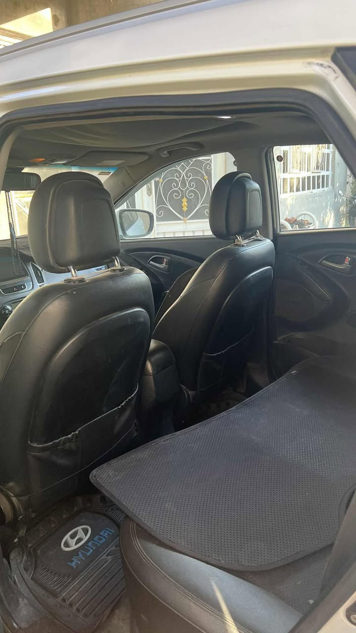 السلام عليكم توكسن للبيع 2011 فول مواصفات srt  فتحتة سقف تحكمات ستيرن شاشة كبيرة كشنات جلد
رقم. اربيل السيار باسمي 

الضرر باب السايق ونفر تعديل ع بارد 

والكير عادي مو توماتيك كما موضح بالصورة 
الاستفسار ع الرقم 
٠***********
