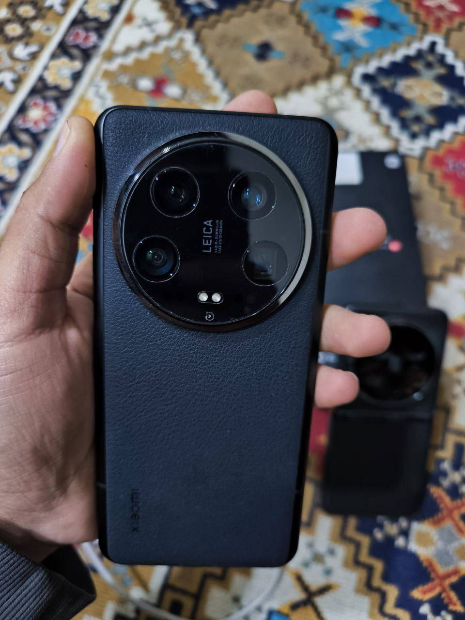 سلام عليكم
(Xiaomi 14 Ultra) 

المواصفات الأساسية:
المعالج: Snapdragon 8 Gen 3 بتقنية 4 نانومتر، مع معالج رسومي Adreno 750.
الشاشة: من نوع LTPO AMOLED بحجم 6.73 بوصة، بدقة WQHD+ (3200 × 1440)، ومعدل تحديث ديناميكي من 1 إلى 120 هرتز، مع سطوع يصل إلى 3000 شمعة.
الذاكرة والتخزين:
الرام: 12 أو 12 جيجابايت (LPDDR5X).
التخزين: 256 جيجابايت
البطارية والشحن:
السعة 5300 مللي أمبير 
الشحن السلكي: 90 واط (يصل لـ 100% في حوالي 33 دقيقة).

نظام الكاميرات (Leica):
يحتوي الهاتف على نظام رباعي للكاميرات الخلفية بدقة 50 ميجابكسل لكل منها: 
الرئيسية: بمستشعر كبير قياس 1 بوصة (LYT-900) مع فتحة عدسة متغيرة (f/1.63 إلى f/4.0) ومثبت بصري OIS.
الزاوية العريضة: f/1.8 مع زاوية رؤية 122 درجة.
تيلفوتو (Telephoto): تقريب بصري 3.2x مع مثبت بصري OIS.
بيريسكوب (Periscope): تقريب بصري 5x مع مثبت بصري OIS.
الكاميرا الأمامية: 32 ميجابكسل بفتحة عدسة f/2.0.

مميزات إضافية:
المتانة: مقاومة الغبار والماء بمعيار IP68، واستخدام زجاج Xiaomi Shield Glass للحماية.
التصميم: إطار من الألومنيوم أو التيتانيوم (نسخة خاصة)، مع خلفية من الجلد الصديق للبيئة أو الزجاج.
نظام التشغيل: واجهة HyperOS المبنية على أندرويد 14.
الصوت: سماعات ستيريو مزدوجة مع دعم Dolby Atmos ونظام 4 ميكروفونات لتسجيل صوتي محيطي. 

سعر 850
سكن بعداد تاجي 
***********
