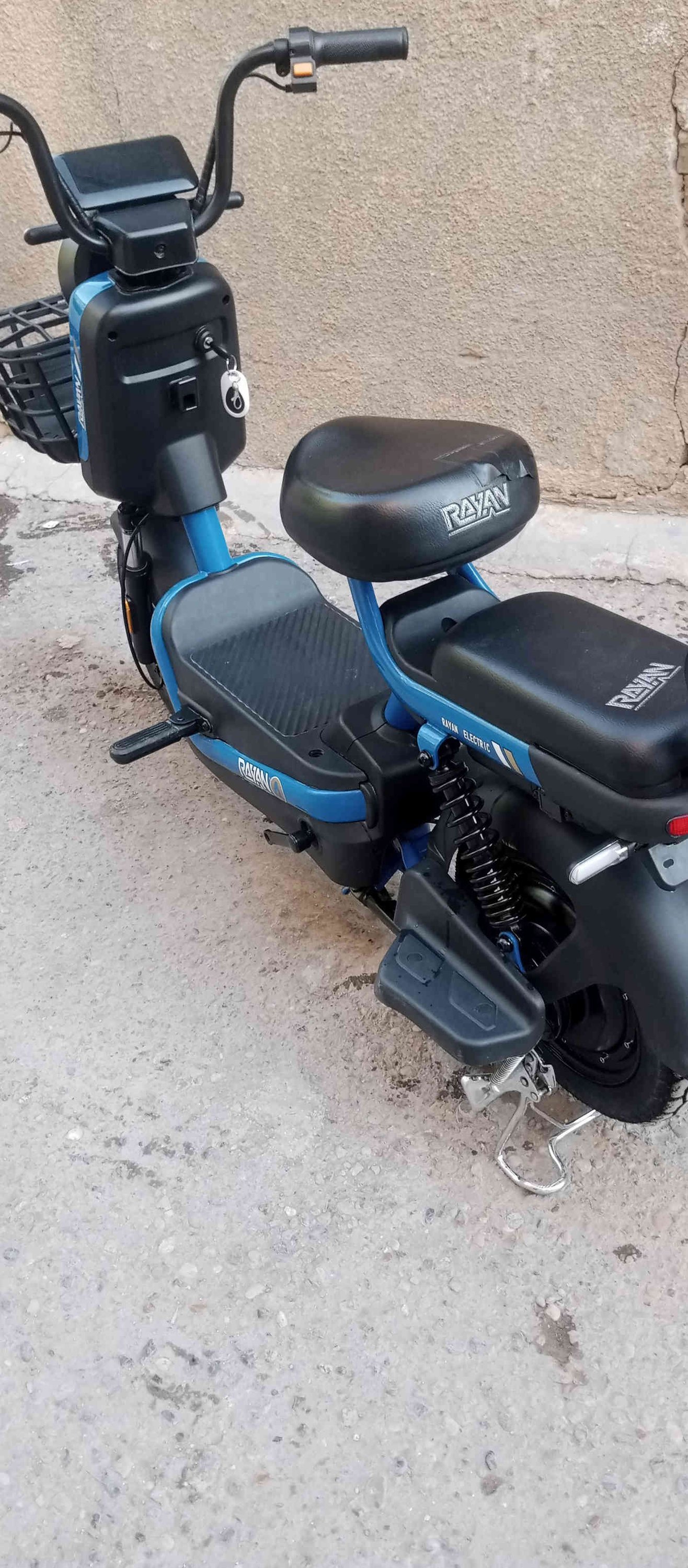 السلام عليكم للبيع دراجه شحن حجم 14 نضيفه كلش بطاريات جدد بعدهن ماتعبانات تايرات جدد الخلفي اليوم شديته كهربائية كلهن شغالات اشاير يمنه يسره لايت زنون عالي ناصي هورن شاشه تقره الاعطال وسرعه 40 و3نمر بصمه تفتح وتقفل وتشغيل عن بعد  مكاني بغداد جديده سعر 300 وبيها مجال ***********
