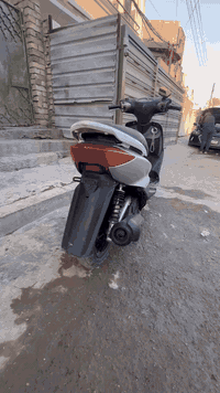 لسلام عليكم دراجه سكنس نثيه البيع بيه دبلات أمام وخلفي رياضي ونضيفه الدراجه كلش  برغي من المحرك ما مفتوح سعره ب600مكاني بغداد الغزاليه رقم ***********وتساب وتصال 🩶
