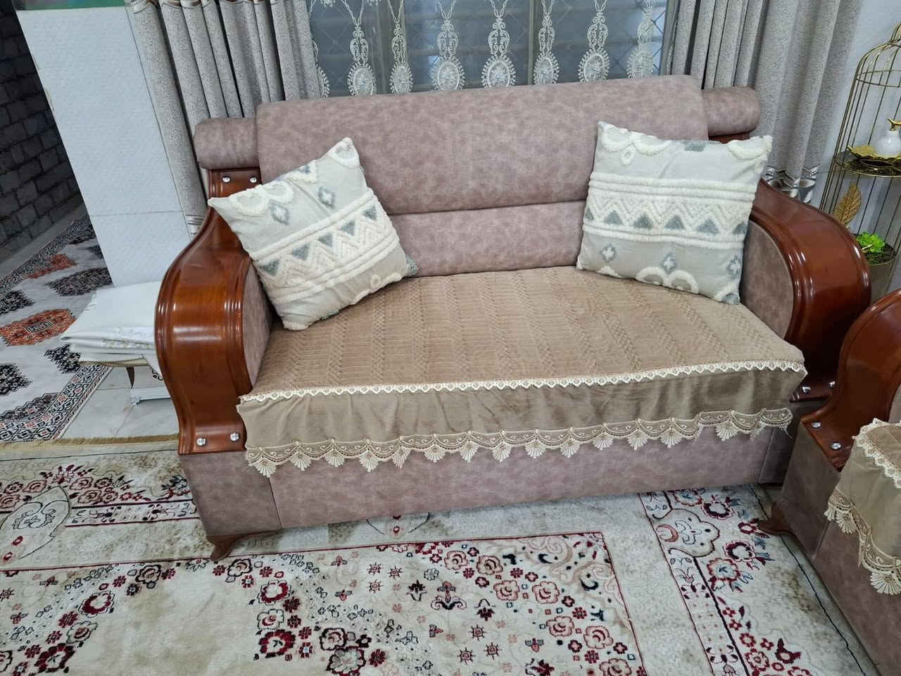 للبيع المستعجل
طخم ١٠ مقاعد وسيت طبلات عدد ٤ وعارضة للزينة عدد ٢ 
يمكن الاتصال على .***********
