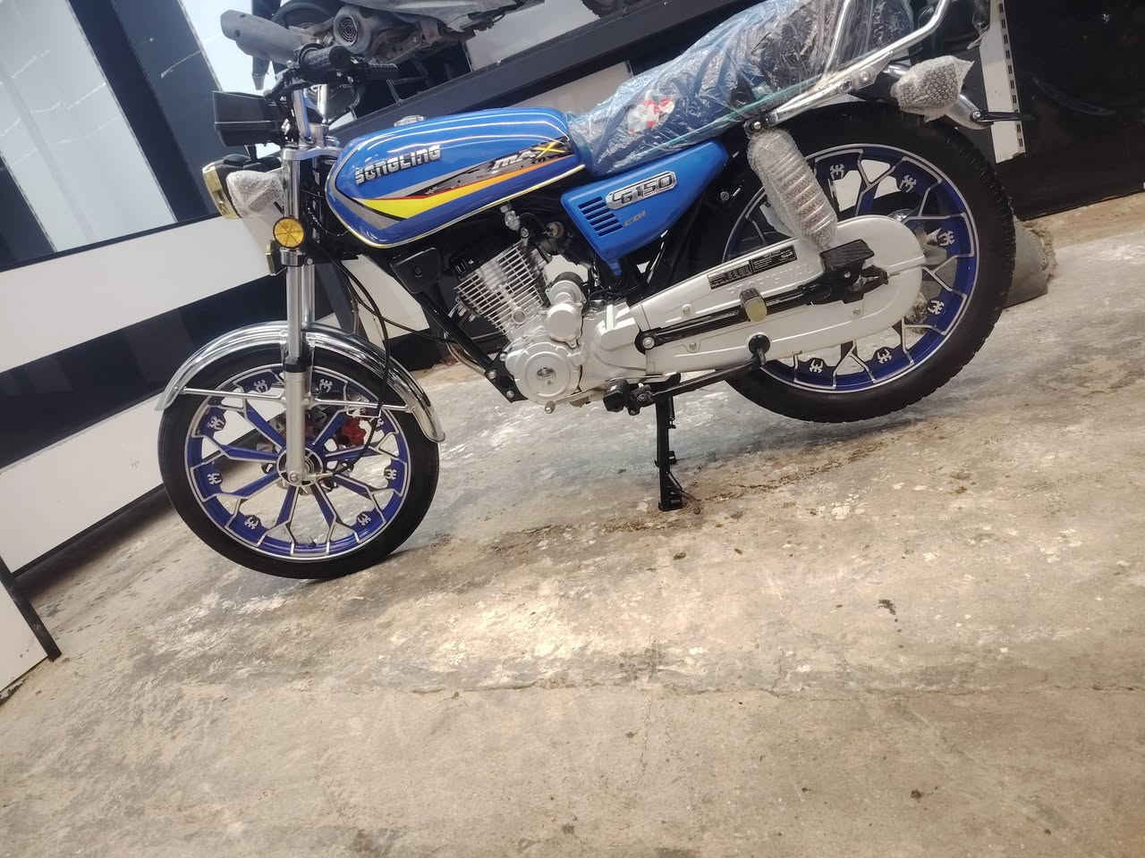 سلام عليكم سيفان موديل ٢١ طالعه ٢٥ اصولي وكيله العارضي سعر ٩٠٠ وبيه مجال العنوان نجف حي جامعه رقم ***********
