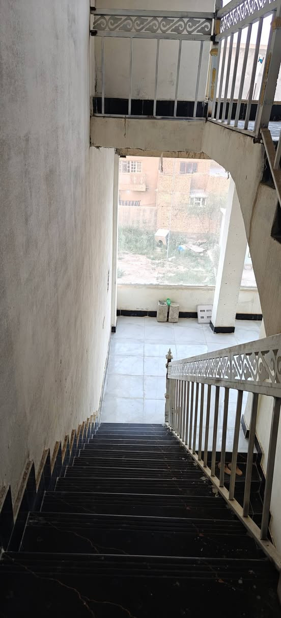 📢 للإيجار – قاعة تجارية مميزة في منطقة الرحمة
فرصة استثمارية مميزة للإيجار، قاعة تجارية طابق ثاني ،بُناء حديث موقع ركن متميز ومطل على الشارع العام الرئيسي في منطقة الرحمة، مما يوفر رؤية عالية وسهولة وصول للزبائن.

✅ مساحة واسعة 210 متر² ✅ موقع ركن على الشارع الرئيسي ✅ معزولة بالكامل ✅ تحتوي على صحيات عدد (2) ✅ مناسبة للمكاتب والشركات والمعاهد التعليمية والمراكز التدريبية والعيادات والمشاريع التجارية المختلفة

للاستفسار ومعرفة التفاصيل يرجى التواصل على: 📞 [***********/***********]

اغتنم فرصة الحصول على موقع مميز يناسب مختلف الأنشطة التجارية والاستثمارية
